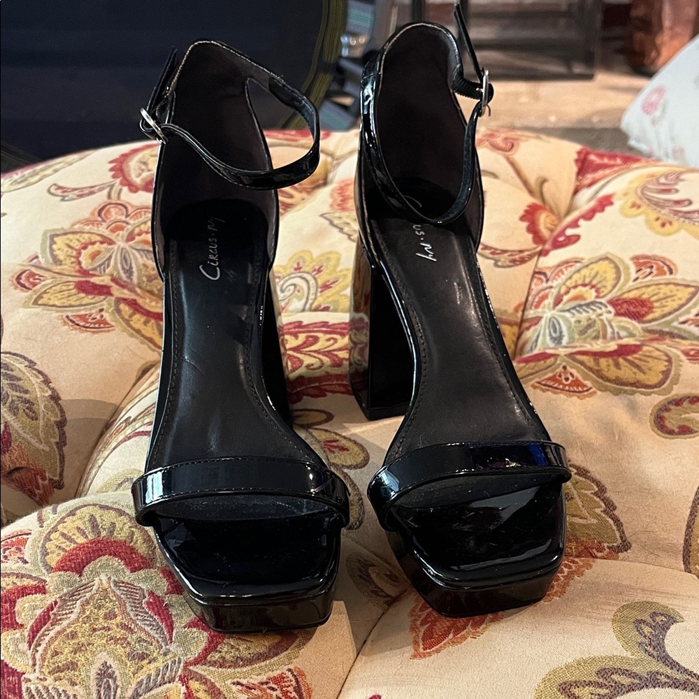 Chic Shiny Black Ankle Strap Heels